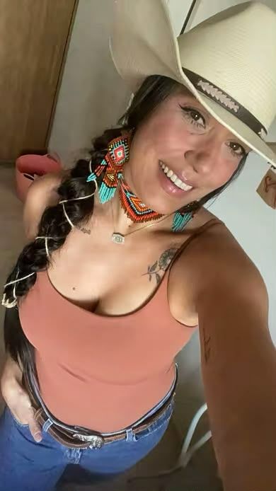 Retrato de um cavalo castanho em pasto ensolarado